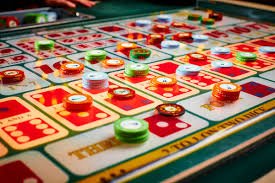 Pengguna memainkan live casino melalui smartphone dengan antarmuka modern